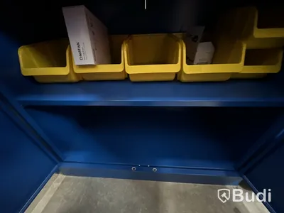 2 st. Skåp med diverse produkter