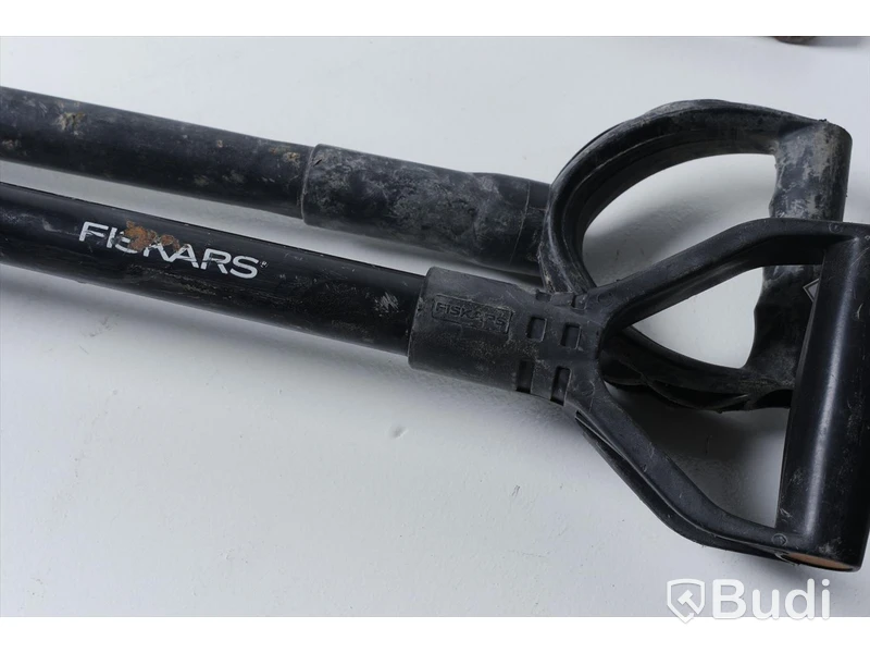 Parti med spadar/plog - 2 grävspade av märket Fiskars.