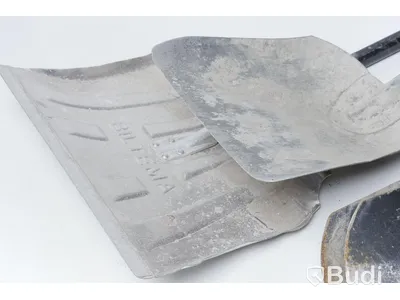 Parti med spadar/plog - 2 grävspade av märket Fiskars.