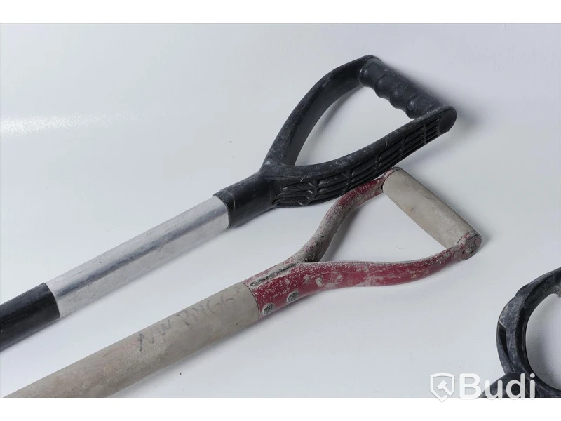 Parti med spadar/plog - 2 grävspade av märket Fiskars.