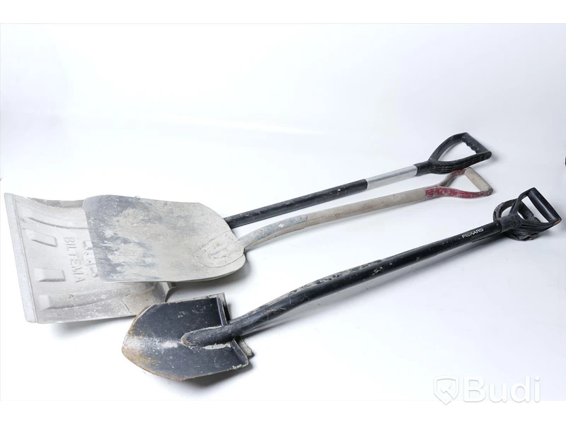 Parti med spadar/plog - 2 grävspade av märket Fiskars.