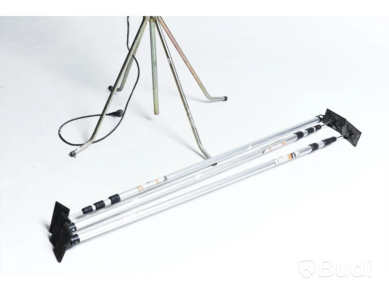 Bygglampa med 3st takstöd i aluminium.