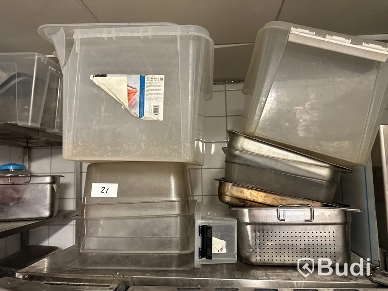 Diverse container, bläck och skärbrädor