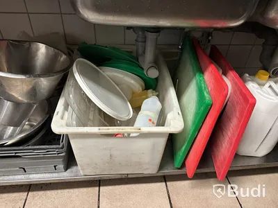 Diverse container, bläck och skärbrädor