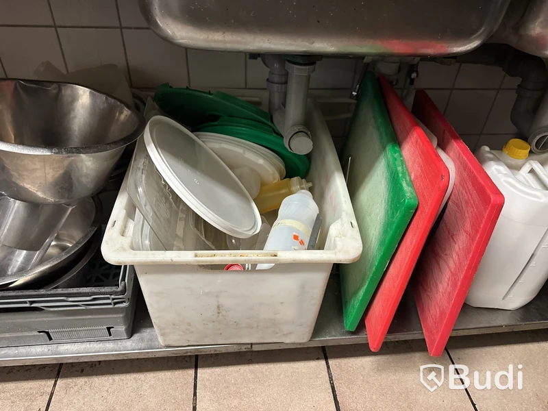 Diverse container, bläck och skärbrädor