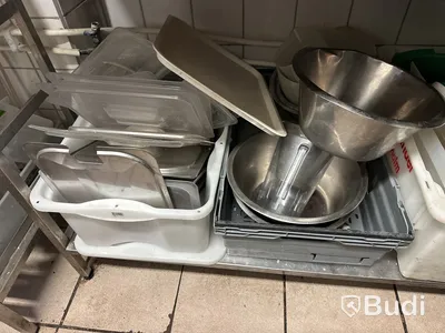 Diverse container, bläck och skärbrädor