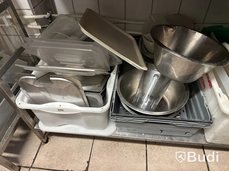 Diverse container, bläck och skärbrädor