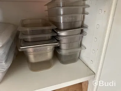 Diverse container, bläck och skärbrädor