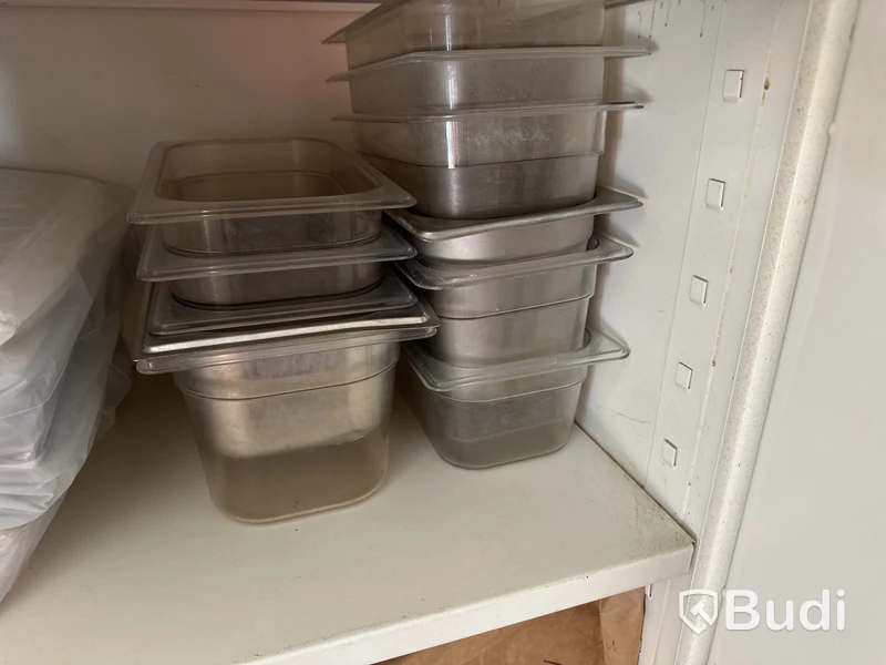 Diverse container, bläck och skärbrädor