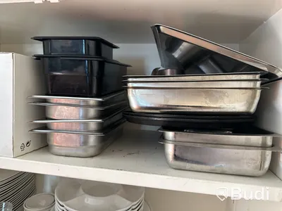 Diverse container, bläck och skärbrädor