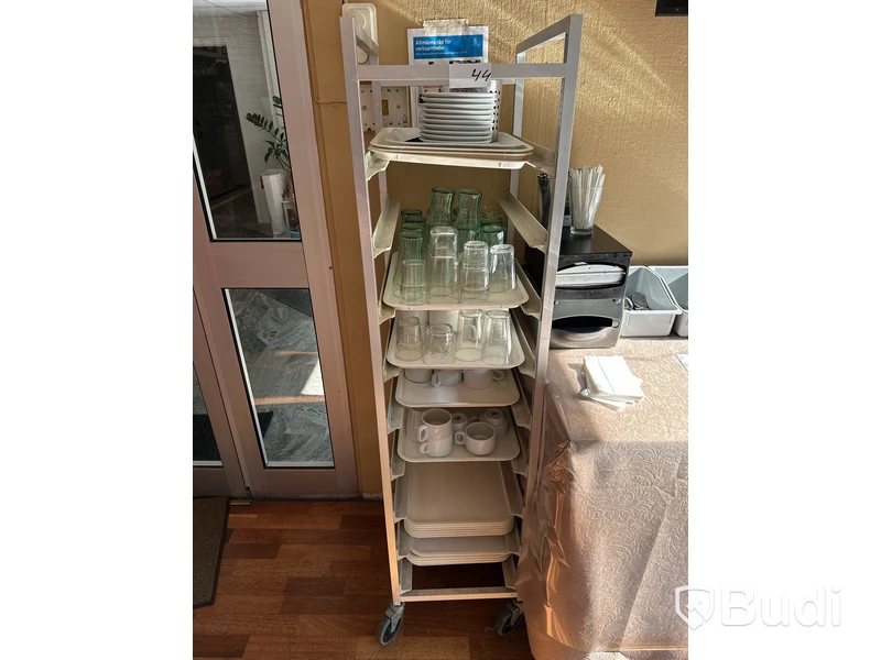 Brickställning med koppar, fat och glas