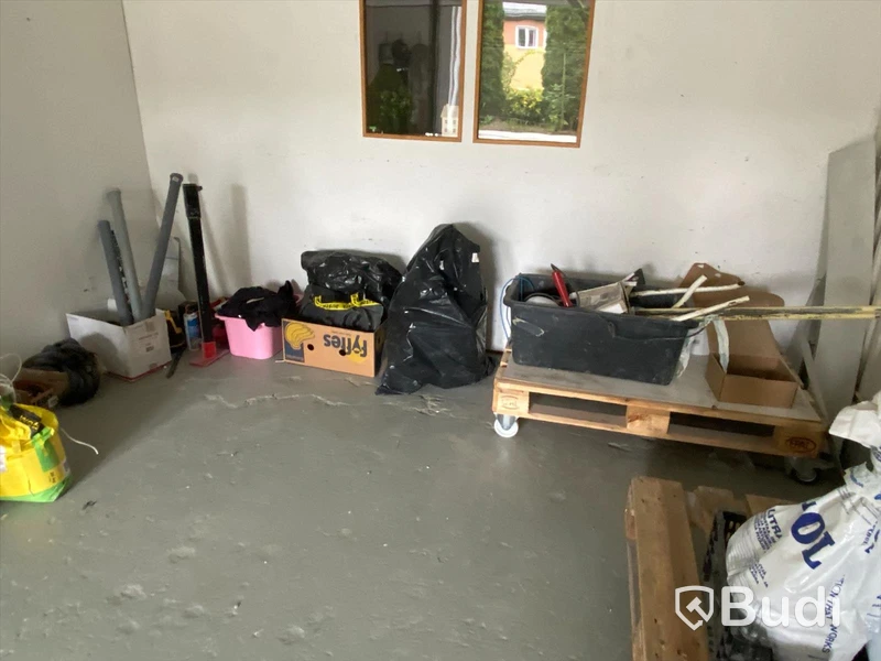 Arbetsbänk, verktyg, skrivbord m.m. Stort parti!