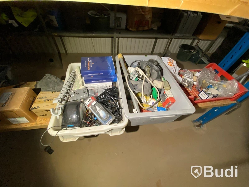 Arbetsbänk, verktyg, skrivbord m.m. Stort parti!