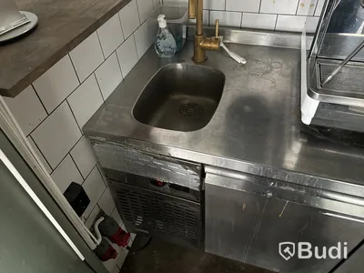 Rostfri kylbänk med diskho och blandare
