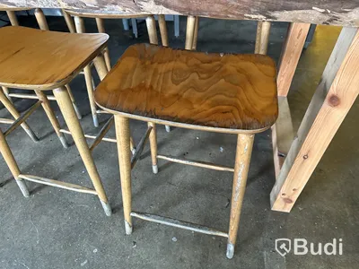Bord i massivt trä med 10 st. barstolar