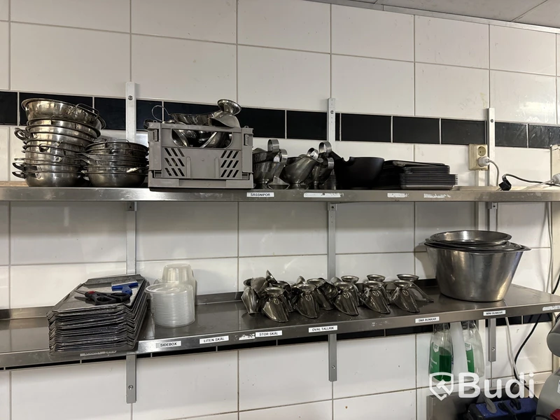 Parti med diverse kantiner och skålar