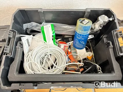 Korslaser, dammsugare, verktygslåda m.m.