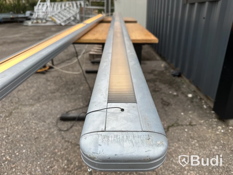 2 st lysrörsarmaturer 320 cm.
