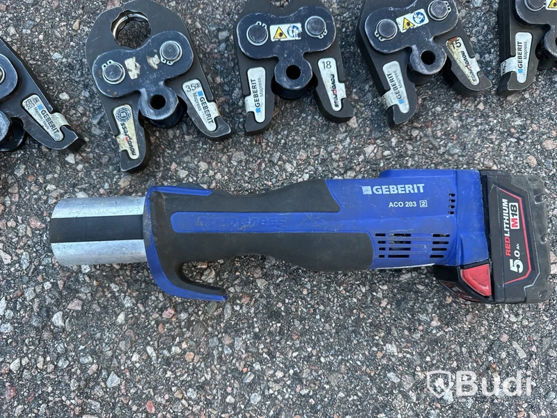 Pressmaskin Geberit med presbackar
