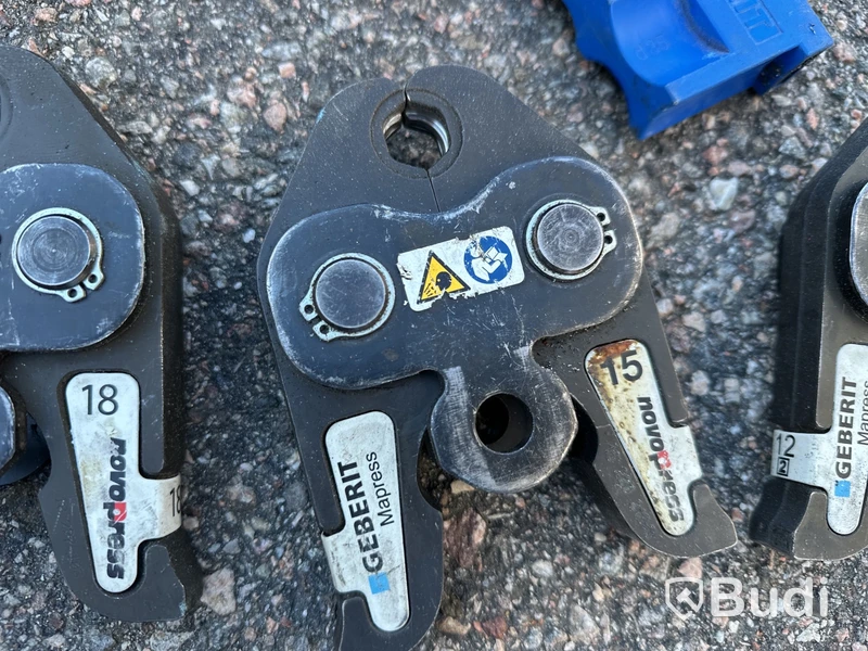 Pressmaskin Geberit med presbackar