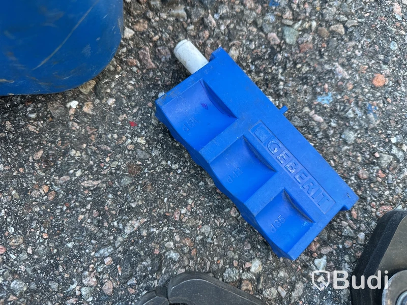 Pressmaskin Geberit med presbackar