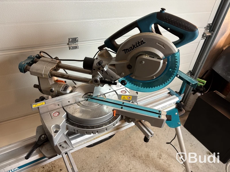 Kap-& gersåg Makita LS0815FL med stativ.