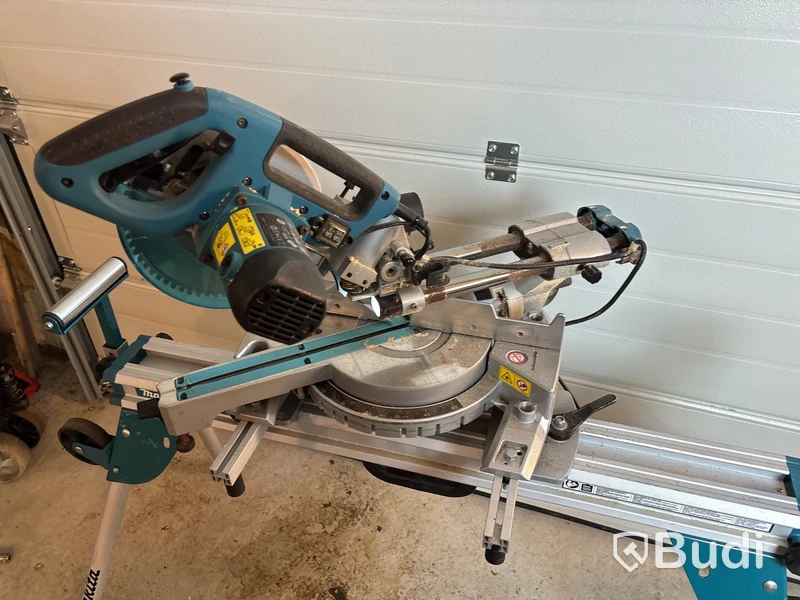 Kap-& gersåg Makita LS0815FL med stativ.