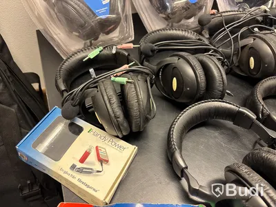 13 st hörlurar, ritplattor, modem m.m.