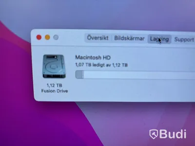 Mac Mini med tangentbord och pekplatta.