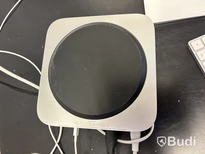 Mac Mini med tangentbord och pekplatta.