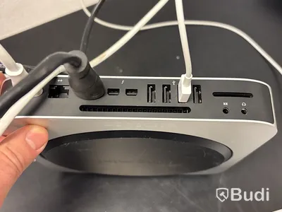 Mac Mini med tangentbord och pekplatta.
