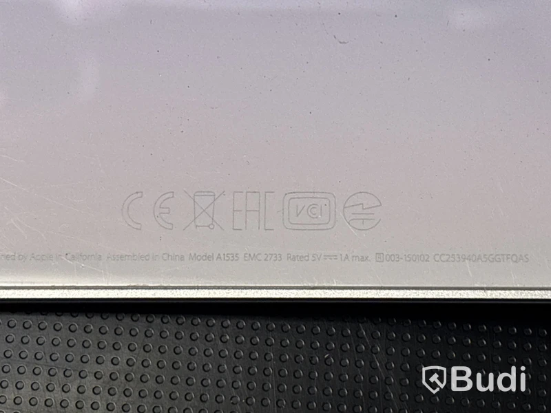 Mac Mini med tangentbord och pekplatta.