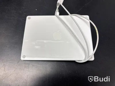 Mac Mini med tangentbord och pekplatta.