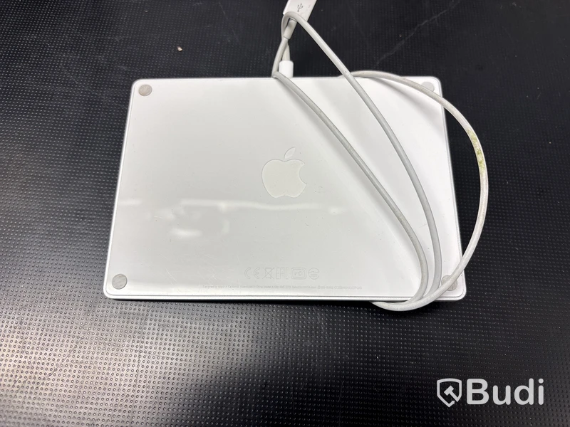 Mac Mini med tangentbord och pekplatta.