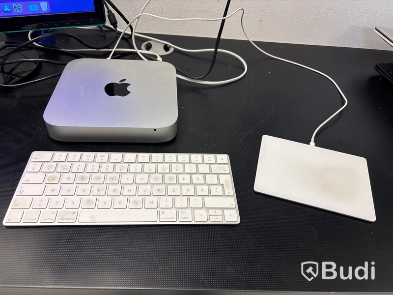 Mac Mini med tangentbord och pekplatta.