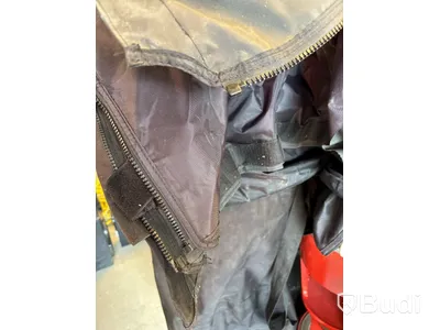 Zip up-tält med väggar.
