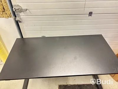 Skrivbord elektriskt & 2st kontorsstolar.