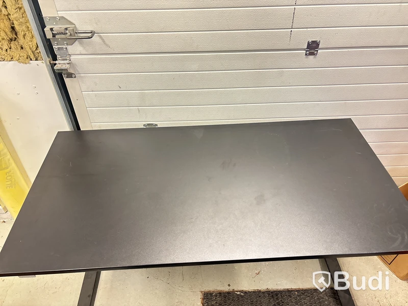 Skrivbord elektriskt & 2st kontorsstolar.