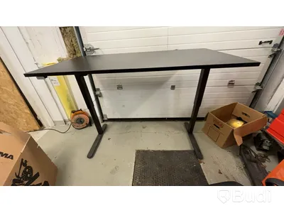 Skrivbord elektriskt & 2st kontorsstolar.