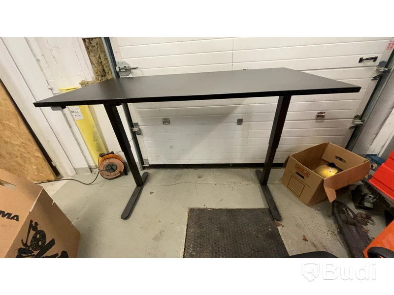 Skrivbord elektriskt & 2st kontorsstolar.
