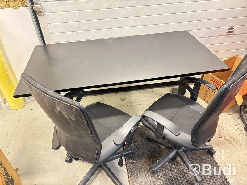 Skrivbord elektriskt & 2st kontorsstolar.