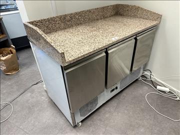 Pizzabänk kylbänk ADEXA med stenskiva 3 dörrar 