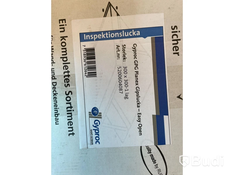 Parti med div. inspektionsluckor samt batterier.
