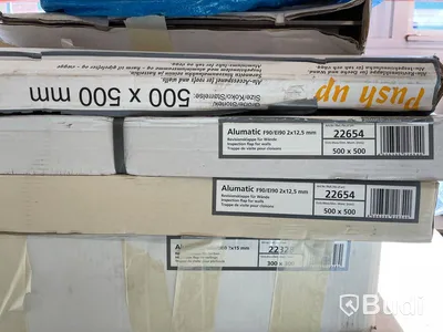 Parti med div. inspektionsluckor samt batterier.
