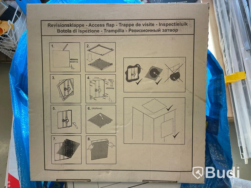 Parti med div. inspektionsluckor samt batterier.