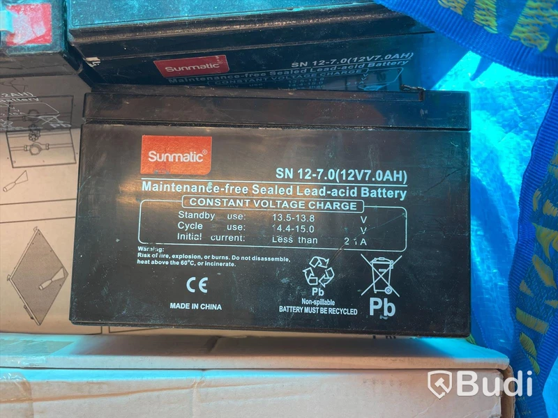 Parti med div. inspektionsluckor samt batterier.