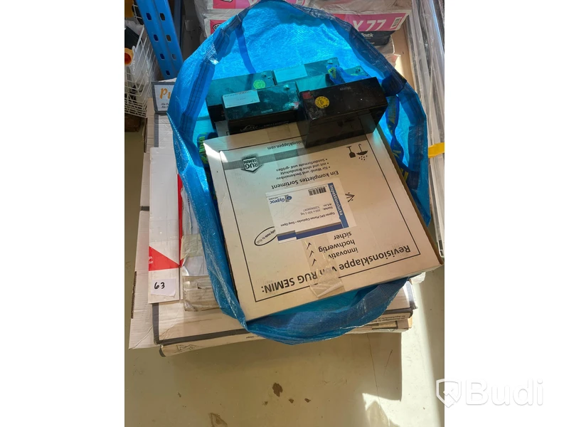 Parti med div. inspektionsluckor samt batterier.