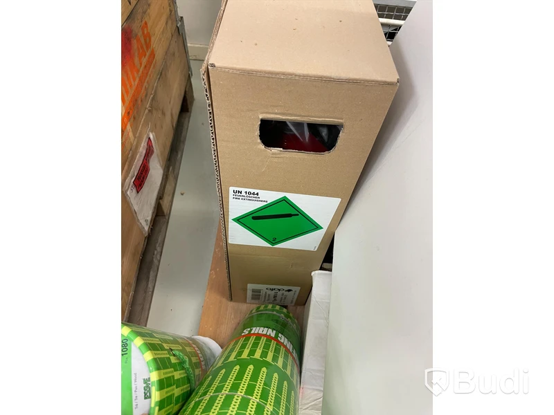 Ventilationstrumma och div. byggtillbehör. Oklar funktion.