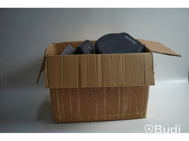 Låda med blandade massagepistoler och tillbehör. (Reparations objekt)