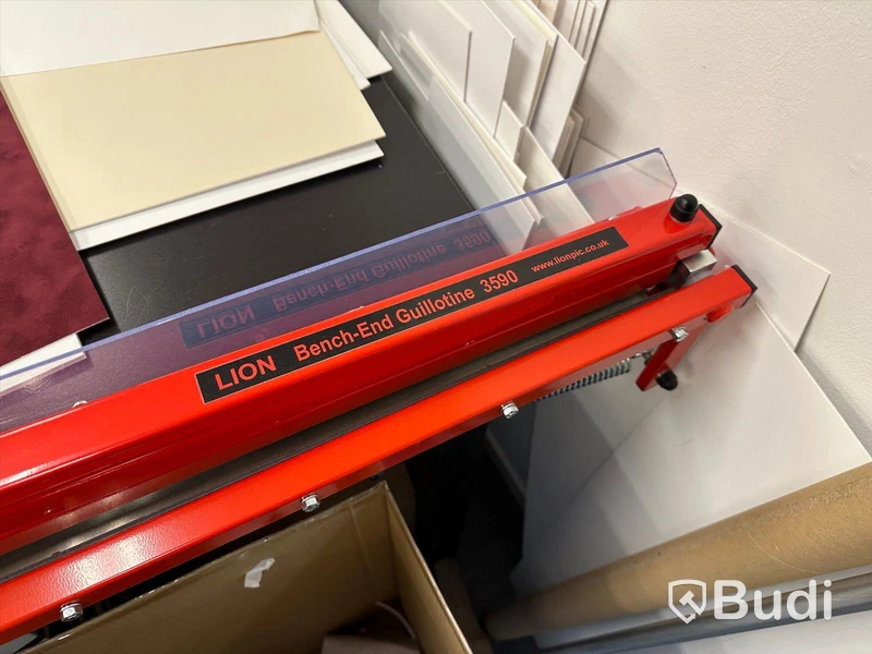 Pappersgiljotin, Bench End Guillotine 3590 samt bord